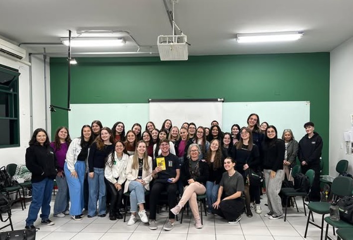 Egresso Davi Brgido Inspira Alunos da 1 Fase de Pedagogia com Compartilhamento de Vivncias